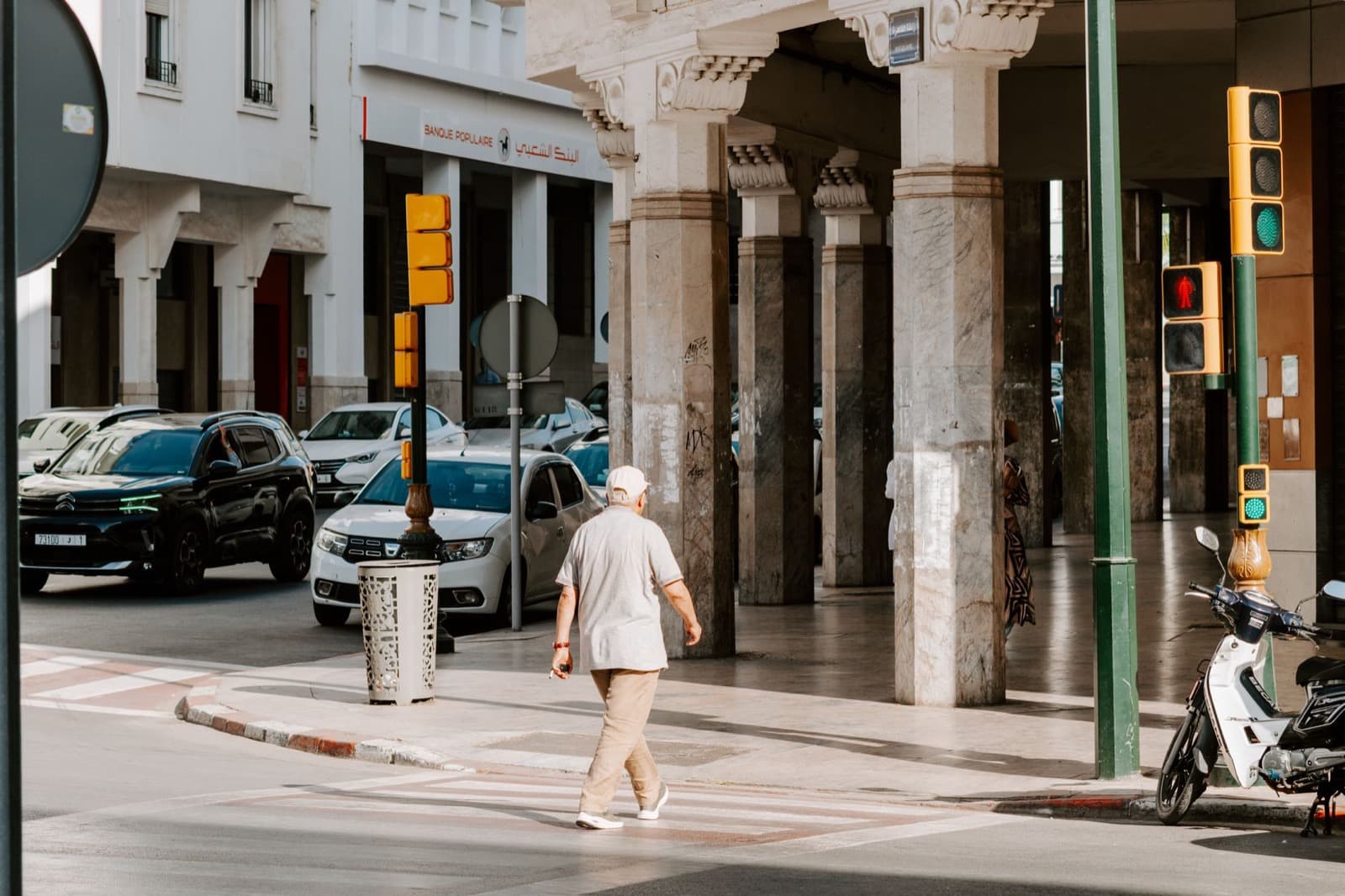 Rue moderne sous arcades au Maroc