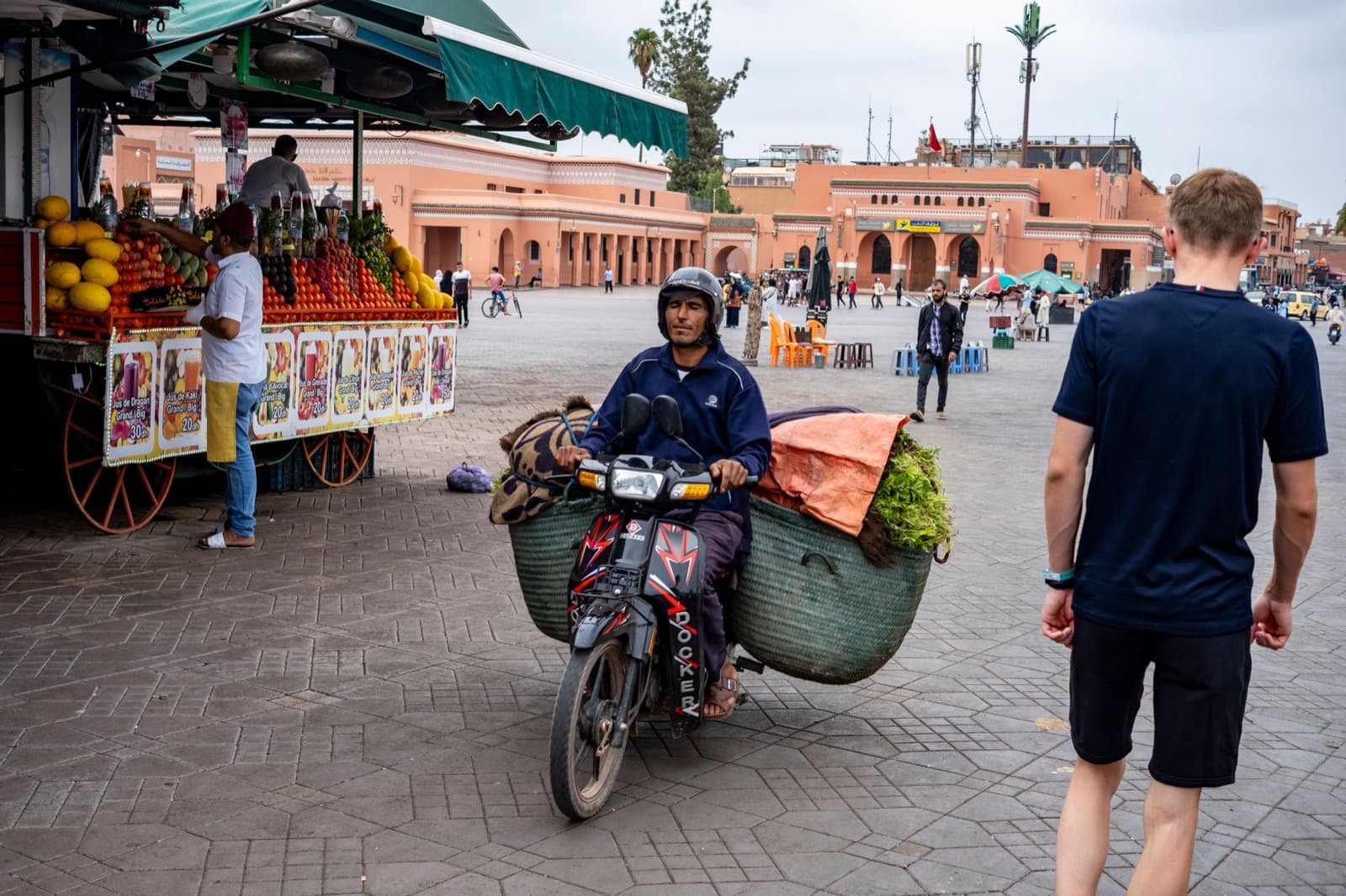 Livreur à scooter sur une place de Marrakech